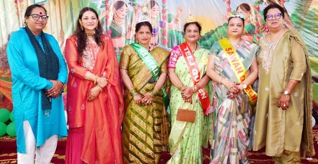Renu got the crown of Teej, Vandana got Hariyali and Rita got the crown of Sawan Queen