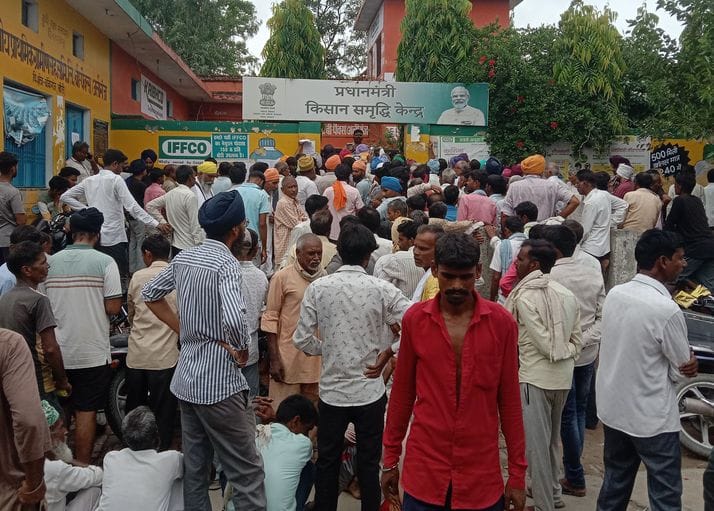 Crowd gathered for urea, distribution was done in presence of police
