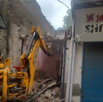 The Nagar Palika demolished the shop built on the road near the post office