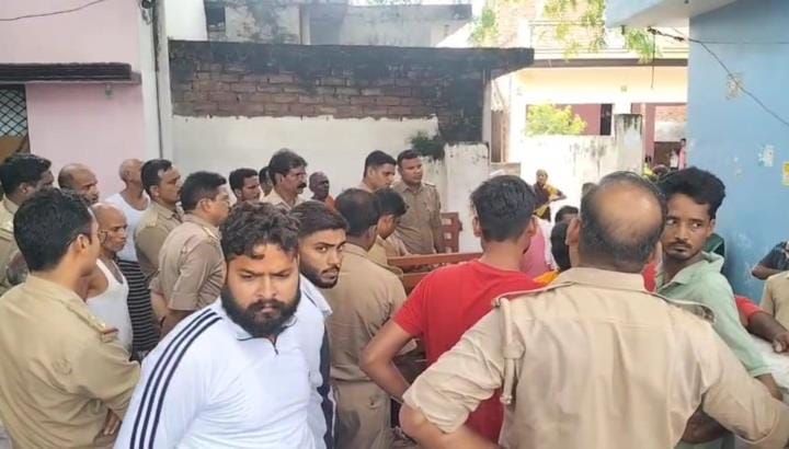 Protest was held by keeping the dead body in the village for 22 hours