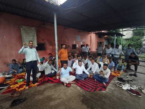 Electricity employees are angry due to the charge sheet given to the suspended clerk