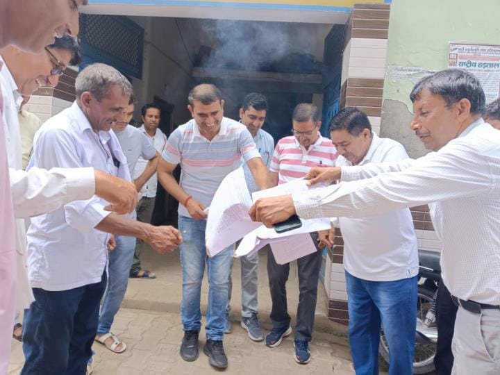 Electricity employees protest against online transfer policy, express anger against the government