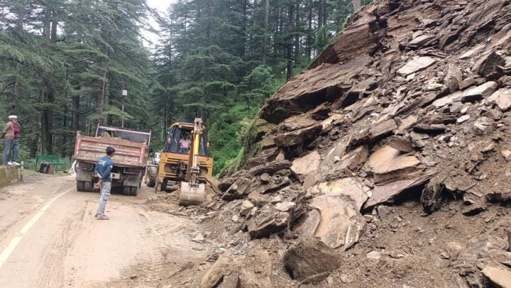Landslide occurred. Lakshmeshwar. Jageshwar.