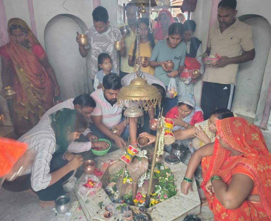 Wishing for happiness and prosperity by performing Jalabhishek