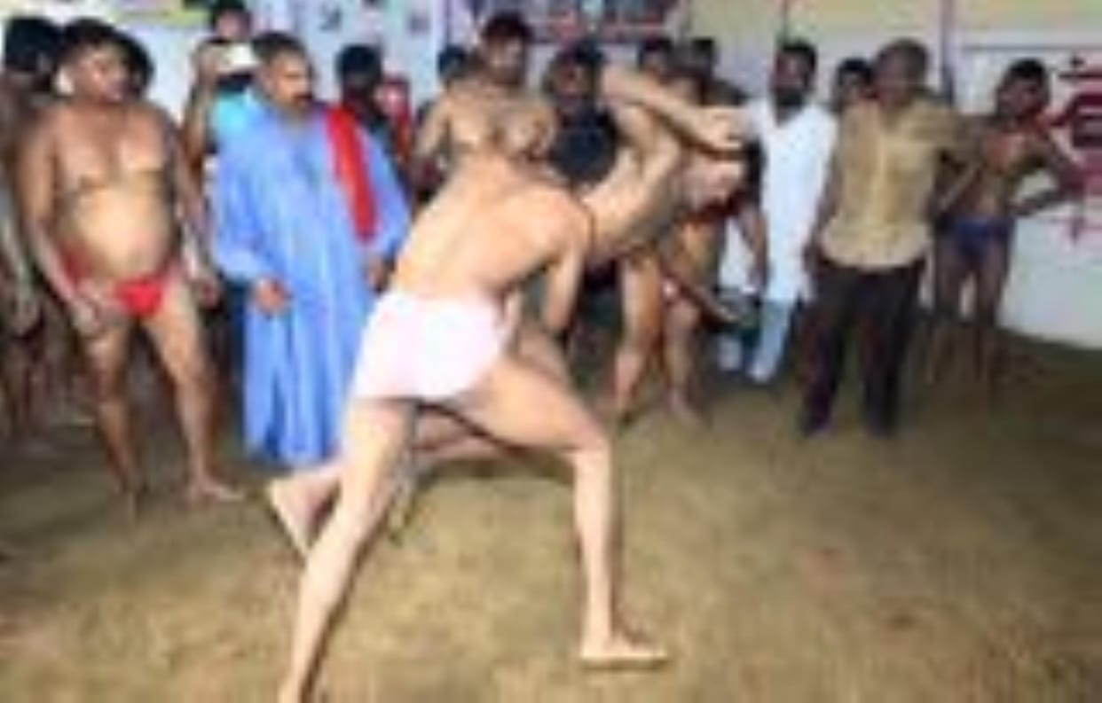 Bablu wrestler of the city defeated Somveer of Jhansi with Multani move