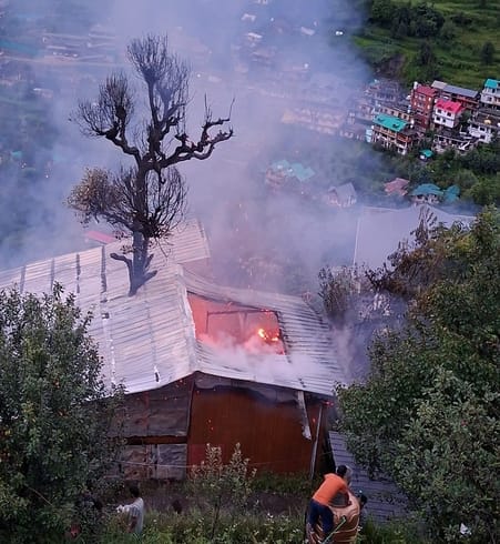 Homestay burnt down in Bhalagra, loss of eight lakhs, adjoining houses saved