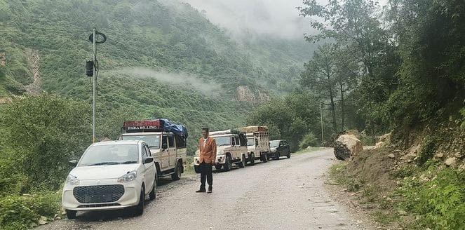 Vehicles carrying apples and tomatoes were stuck for two hours due to landslide