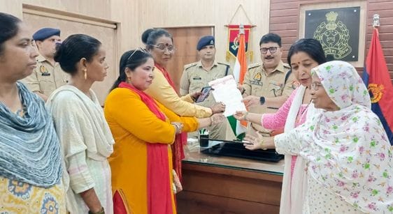 SP Mahila Sabha angry with comments on Dimple, demands FIR