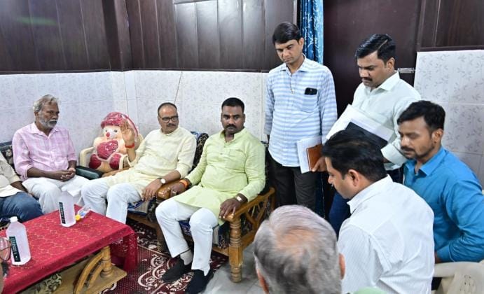 People got angry at electricity officers in front of Deputy CM