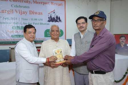 Ex-servicemen honored on Kargil Vijay Diwas at IGU