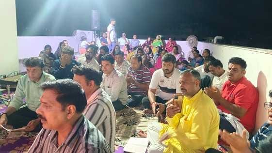 Sunderkand Paath's couplets and quatrains were sung