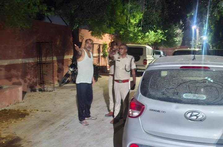 The miscreants fled from the spot after firing at Padav Chowk