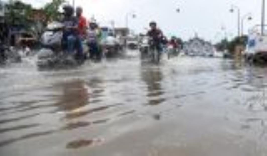 Roads got flooded due to 20 minutes of rain, movement of vehicles became difficult