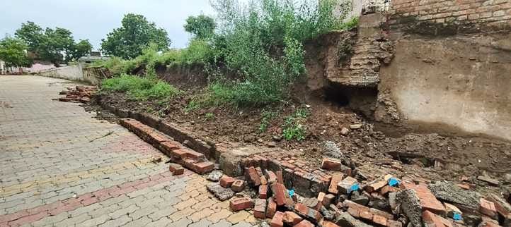 The school wall collapsed due to heavy rain, children narrowly escaped
