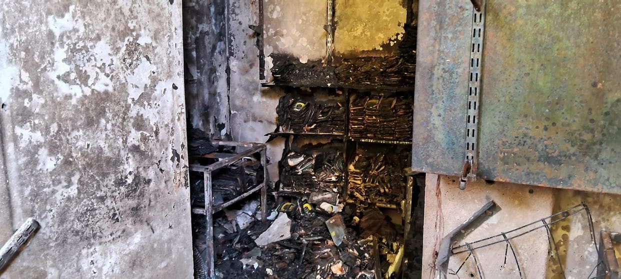 Fire broke out in a mobile shop due to short circuit, loss of lakhs