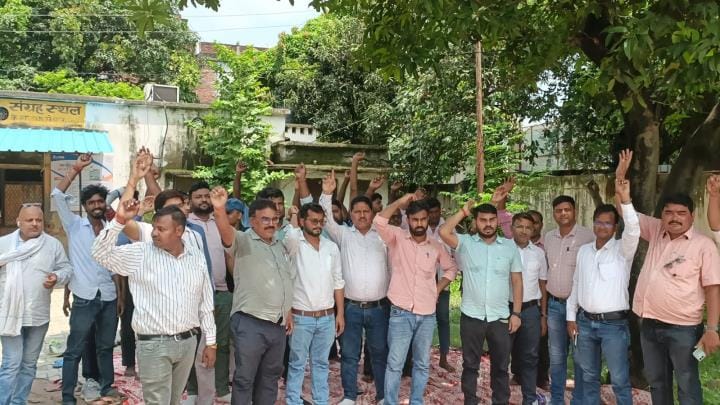 Electricity employees started Satyagraha, demanded to register a case