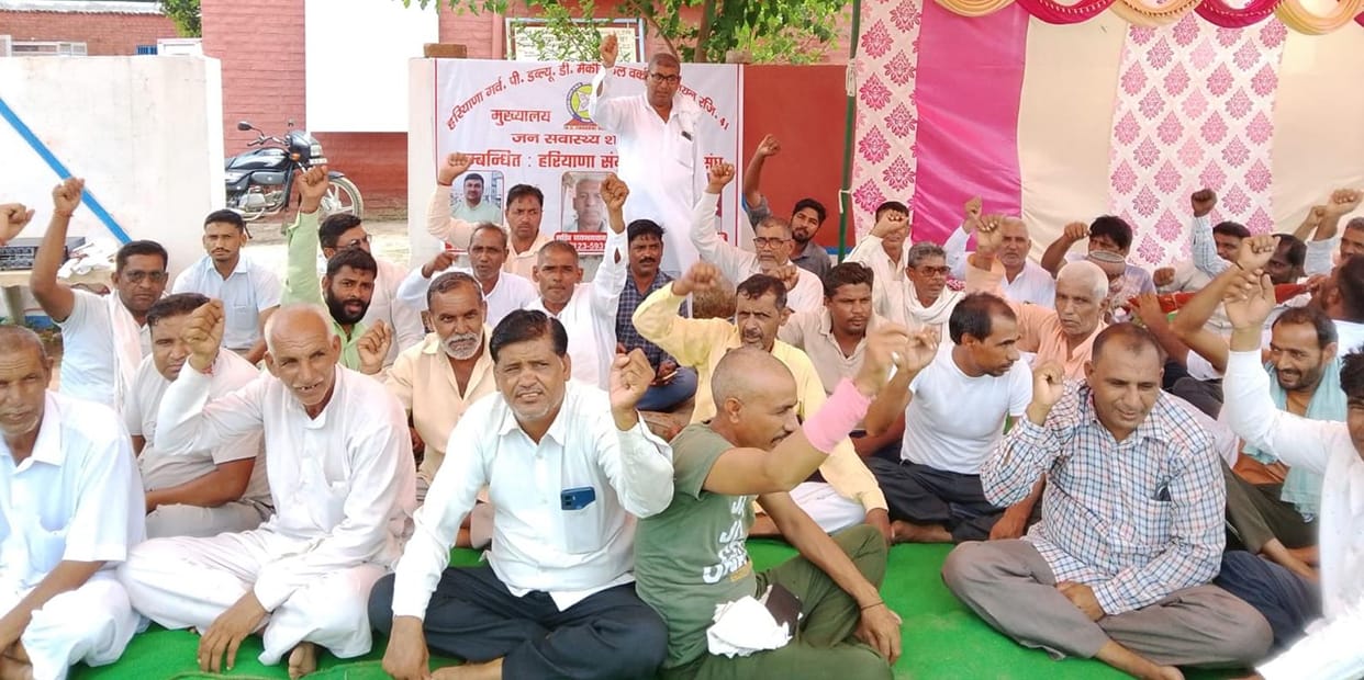 The tubewell operators of the public health department staged a protest, warning: if their demands are not met within two days, they will halt the supply of drinking water.