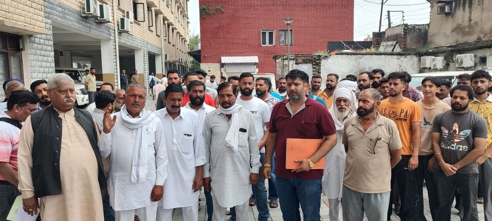 Mini Secretariat echoed with slogans