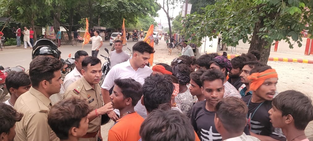 The Kanwar was broken due to bike collision, police pacified the situation by explaining
