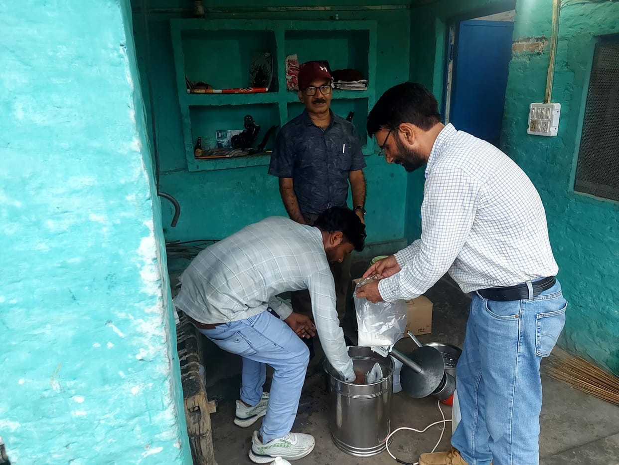 Gang making fake milk busted in Tundla, one arrested