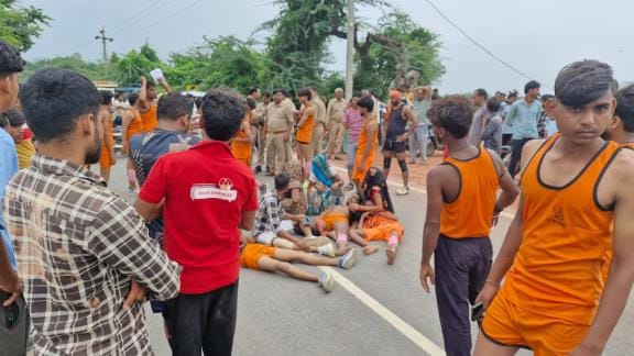 Kanwadis and van driver fight, traffic blocked