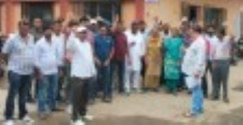 Electricity employees expressed anger against the online transfer policy