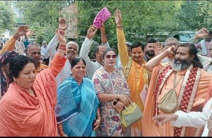 Now there is a ruckus on the statement of Premanand Maharaj