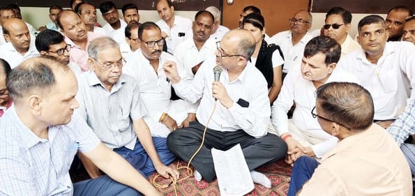 Lawyers' strike ends on assurance of resolving problems in 15 days