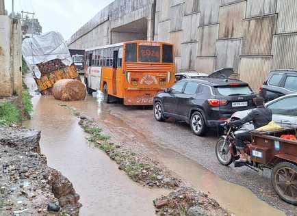 The service road was jammed due to a truck getting stuck in a raw drain