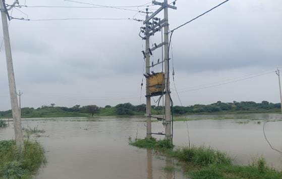 Due to the rising water level of the Yamuna river, the culvert on the way to Padav village along with Aadhan-Pathar of Chaparghata has also submerged.