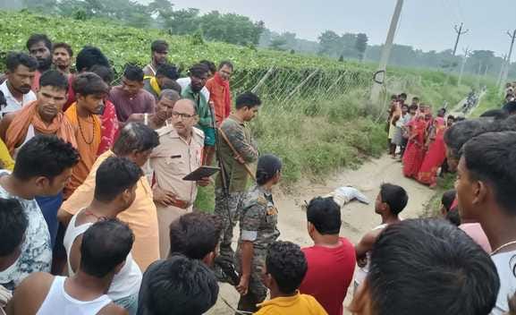 Muzaffarpur Bihar news :young man die who came in contact with an open electric wire police investigate