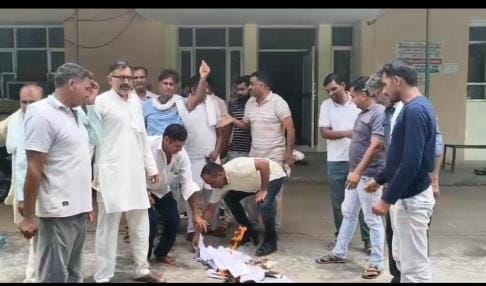 Anger of electricity corporation employees burst out, copies of online transfer policy burnt