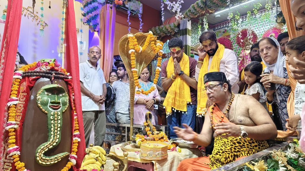 On Nag Panchami, devotees performed Abhishek with milk