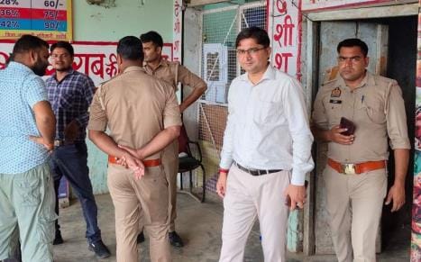 The thieves stole seven boxes of liquor and Rs 3,600 in cash from the shop