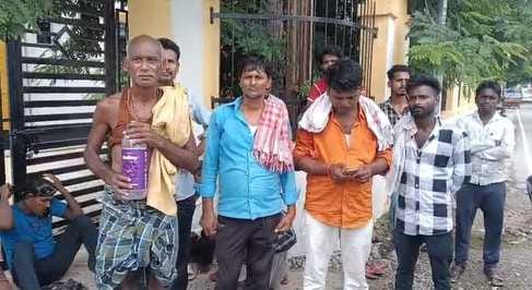 Muzaffarpur Bihar news :father fell from mango tree and die to collect mongo for his child