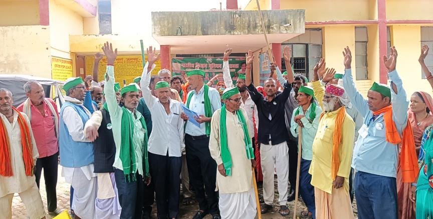 Accusation of black marketing of fertilizer, farmers protest