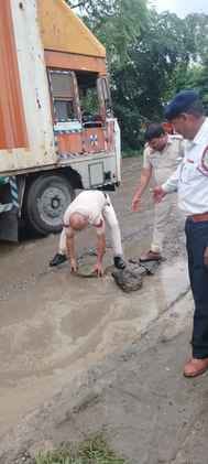 There was a jam on Banipur Chowk service lane, police made the traffic smooth by filling the potholes