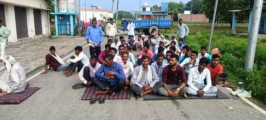 Dharna at MLA's residence in protest against closure of primary school
