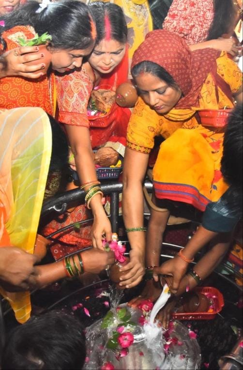 There was a huge crowd of Shiva devotees at Buddheshwar temple