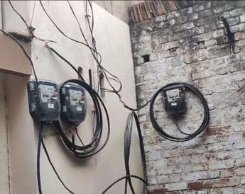Monkeys jumped on the power line, power supply disrupted due to broken wire