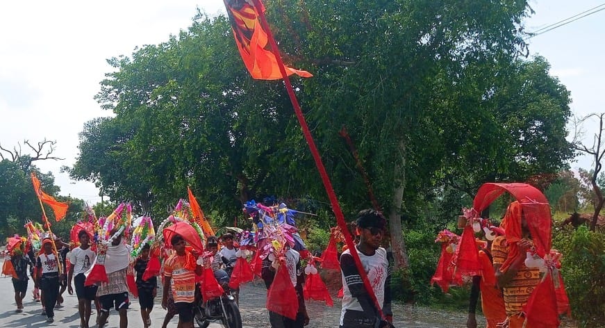 The group of Kanwariyas came out amidst the dark clouds and showers
