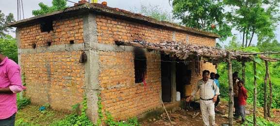 घटना के बाद मौके पर जांच करती पुलिस।