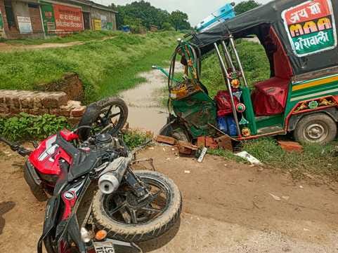 Auto collided with a bike and got stuck in the railing of the bridge, three people injured