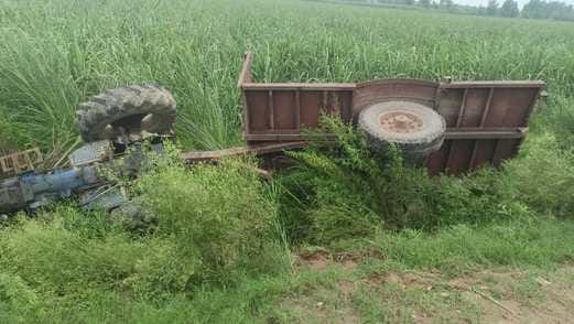Tractor-trolley overturned while trying to save a car, 15 people injured