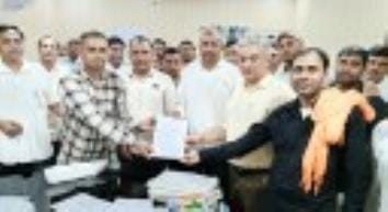 Contracted electricity employees demanded salary as per experience