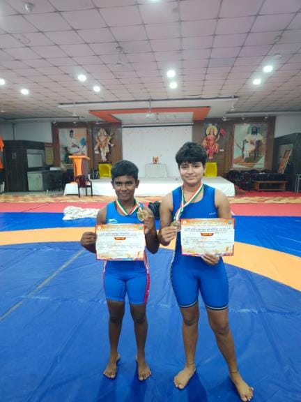 Payal Yadav and Gauri Yadav got place in the state team after winning gold in wrestling