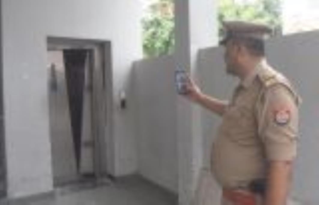 Ten people were stuck in the lift for three hours, their condition worsened