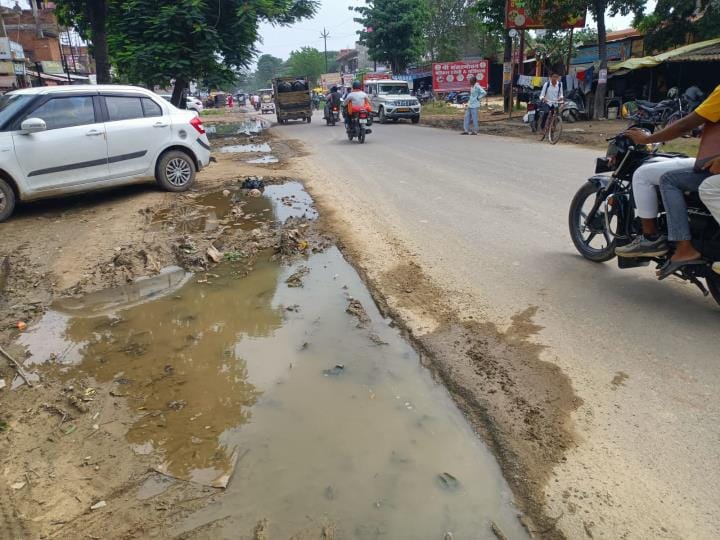 Mud on the road side on Mendhawal road.