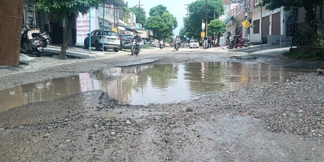 The problem of waterlogging persists on the second day in many places including Ganganagar, Madhavpuram