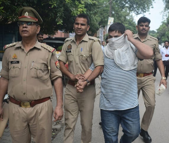 Two people including Alauddin, a cunning thug of the gang who used to cheat people by opening Jan Dhan accounts, were arrested